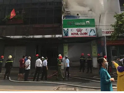 Cháy căn nhà bán thức ăn cho thú cưng trên đường Cách Mạng Tháng Tám, phường 6 quận 3