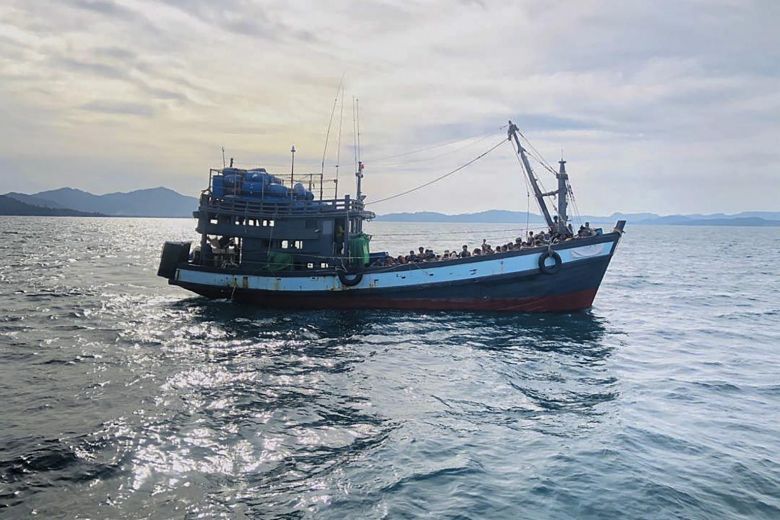 Gần 400 người Rohingya sắp chết đói được giải cứu sau 2 tháng trôi dạt trên biển