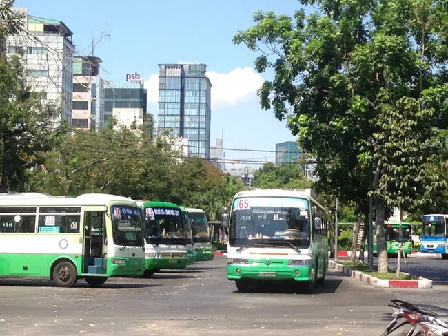 TPHCM: Tạm ngưng hoạt động taxi, xe buýt, xe khách... đến hết 22/4