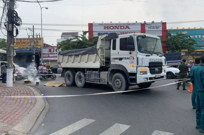 Tin tức tai nạn giao thông hôm nay 17/4/2020: Xe ben ôm cua cán cụ bà đi đạp điện tử vong tại chỗ 