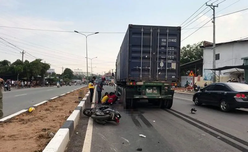 Tin tức tai nạn giao thông hôm nay 20/4/2020: Xe máy va chạm xe container, 2 mẹ con thương vong