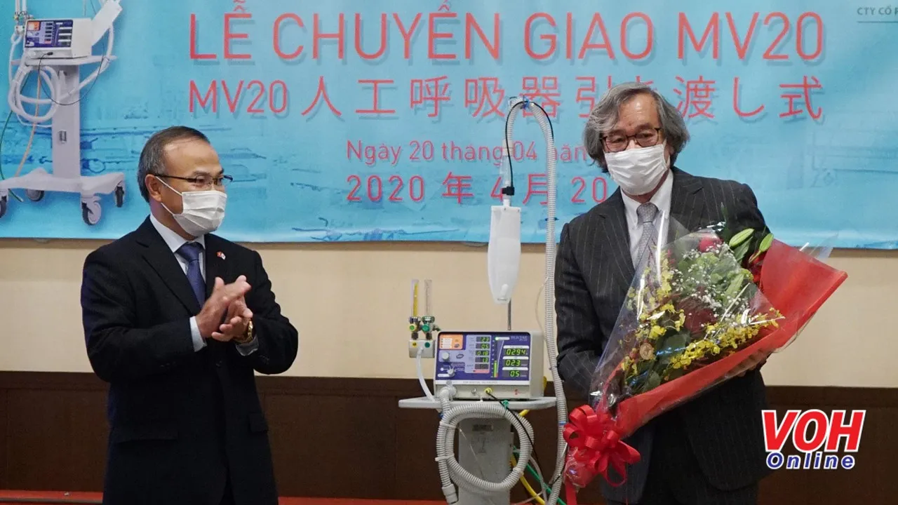 Chuyển giao 02 máy thở đầu tiên trong dự án 2.000 máy thở hỗ trợ Việt Nam ứng phó COVID-19