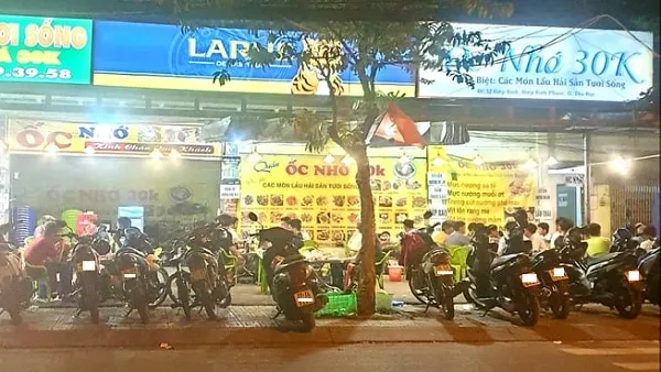 Đường sá, quán xá TPHCM đông đúc ngày đầu sau cách ly xã hội