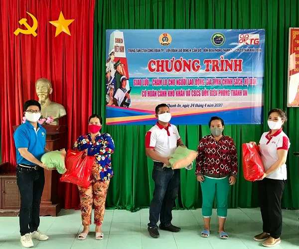 Tặng quà cho người lao động khó khăn và cán bộ chiến sỹ đồn biên phòng tại xã đảo Thạnh An