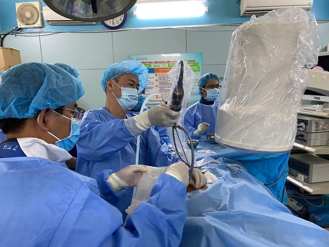Lấy sỏi thận qua da bằng đường hầm siêu nhỏ cho 3 bệnh nhi
