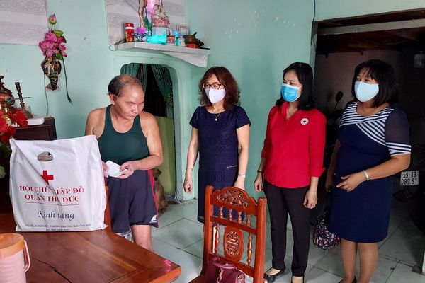 Trao hỗ trợ hội viên Hội Người mù có hoàn cảnh khó khăn  bị ảnh hưởng dịch Covid-19