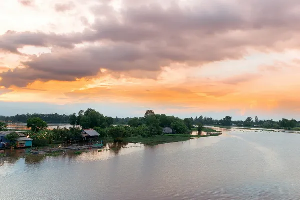 Dự báo thời tiết 10 ngày tới (đêm 26/4 - 6/5): Nam bộ ngày nắng nóng, chiều tối có mưa rào