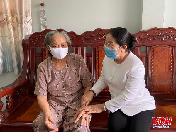 Phó Bí thư Thành uỷ thăm đơn vị và cá nhân có thành tích tiêu biểu trong chiến dịch Hồ Chí Minh