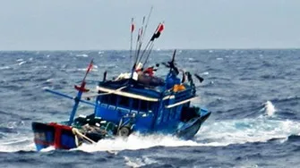 Biên phòng Lý Sơn cứu 3 ngư dân trên tàu cá bị phá nước