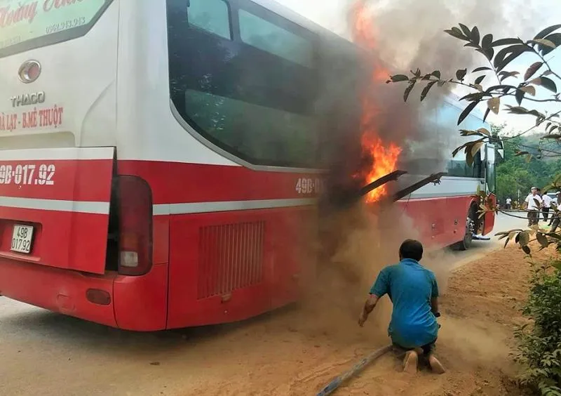 Xe giường nằm bất ngờ bốc cháy, hành khách náo loạn thoát thân