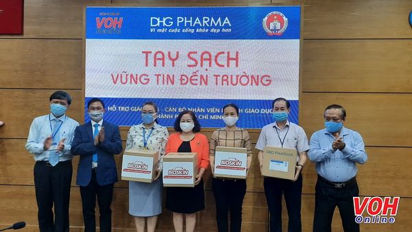 DHG phối hợp VOH trao tặng 38.000 chai gel rửa tay kháng khuẩn cho ngành giáo dục TPHCM