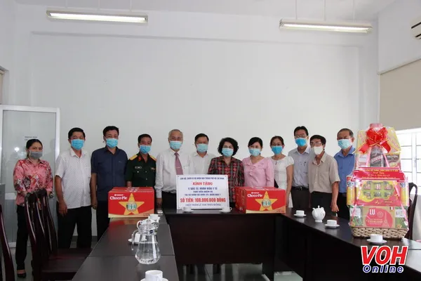 Lãnh đạo TPHCM thăm nhân viên y tế và cán bộ, chiến sỹ phòng chống dịch Covid-19