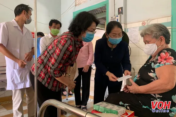 Lãnh đạo TPHCM thăm và tặng quà các cơ sở điều dưỡng, chữa trị bệnh xã hội trong dịch Covid-19