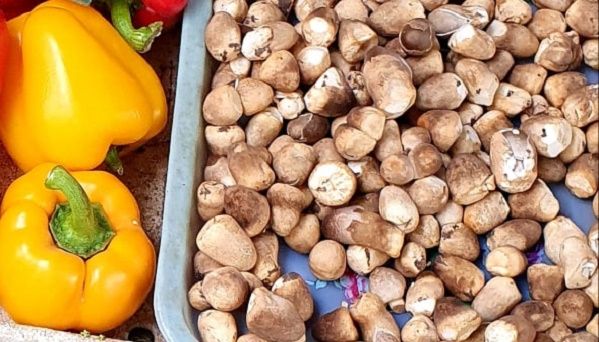 Giá cả thị trường hôm nay 5/5/2020: Nấm rơm 75.000 đồng một kg