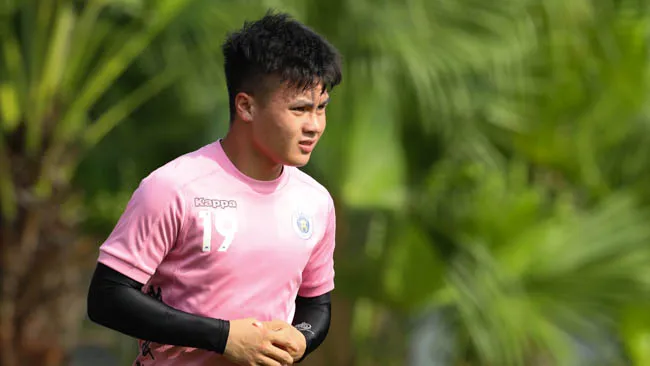 Quang Hải, Văn Quyết mệt nhoài khi trở lại tập luyện