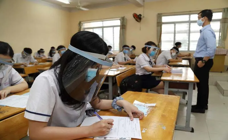 Không sử dụng nón ngăn giọt bắn trong trường học