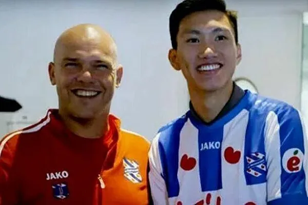 HLV Heerenveen tiết lộ lý do chưa biết dùng Văn Hậu