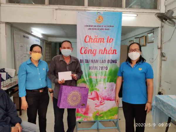 Liên đoàn lao động Quận 4 tặng quà cho công nhân lao động bị tai nạn lao động