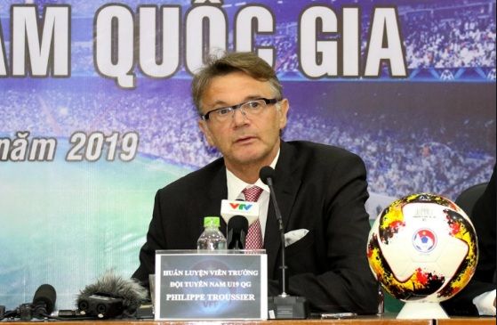 HLV Troussier bất ngờ lên tiếng về tin đồn được mời làm GĐKT VFF