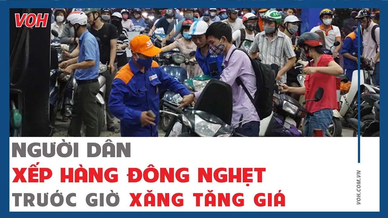 Người dân xếp hàng đông nghẹt trước giờ xăng tăng giá