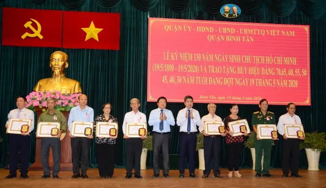 Quận Bình Tân trao Huy hiệu Đảng cho 86 đảng viên