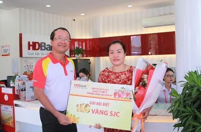 Trao Giải thưởng 1 ký vàng cho khách hàng HDBank