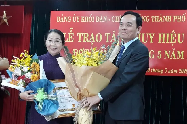 Đảng ủy Khối Dân-Chính-Đảng trao huy hiệu đảng đợt 19/5/2020