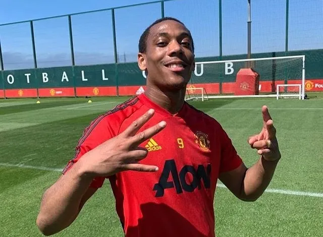 Các cầu thủ MU hào hứng trên sân tập