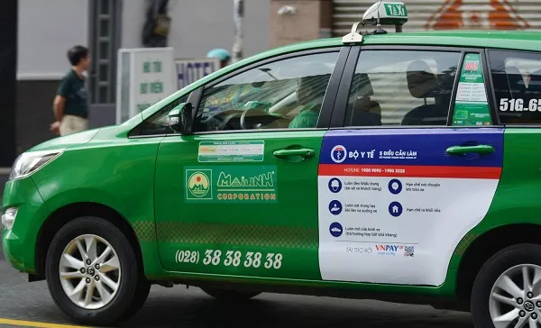 Dán 12.000 poster tuyên truyền phòng, chống dịch Covid-19 trên hệ thống taxi Mai Linh