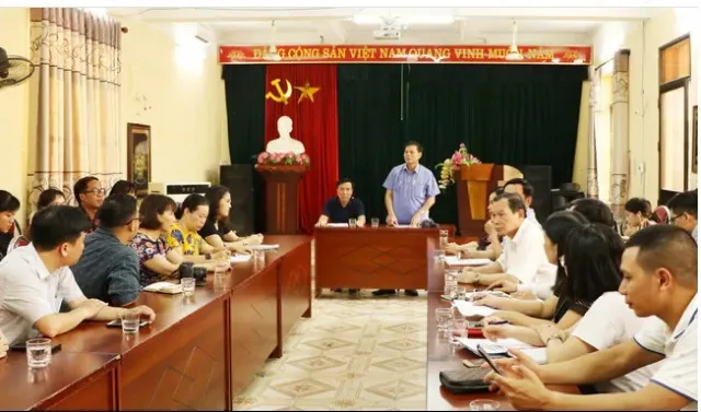 Vụ học sinh lớp 1 đứng ngoài nắng vì đi học sớm: Phê bình cô giáo chủ nhiệm và phụ huynh