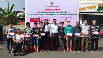 Trao tặng phiếu mua lương thực – thực phẩm hỗ trợ hộ nghèo do tác hại bởi dịch Covid -19