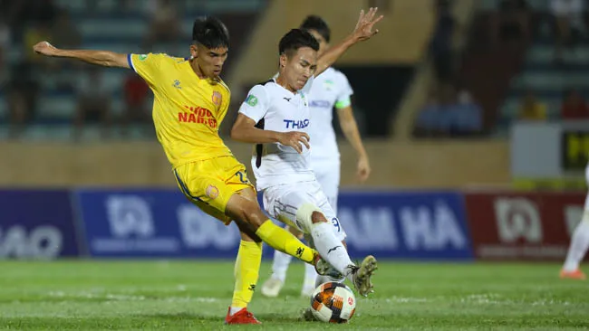 Những pha va chạm nảy lửa trong màn so tài giữa Nam Định vs HAGL