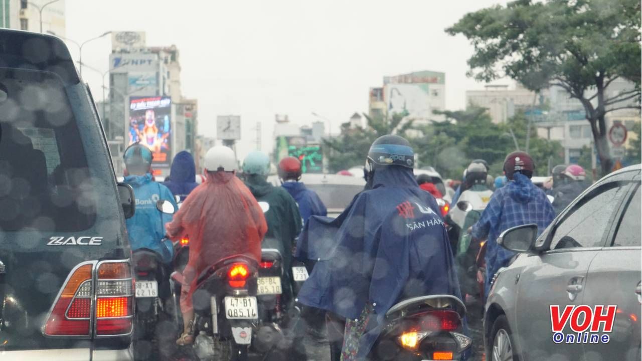Người Sài Gòn chật vật đi làm trong cơn mưa sáng đầu tuần
