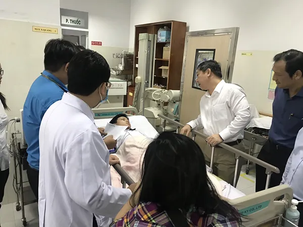 Phó Chủ tịch UBND TPHCM Dương Anh Đức thăm các học sinh trong vụ cây bật gốc ở trường THCS Bạch Đằng