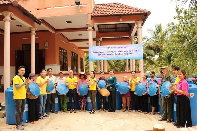 Người dân miền Tây phấn khởi nhận bồn chứa nước kịp đón những cơn mưa đầu mùa