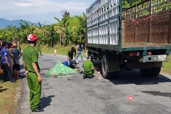 Tin tức tai nạn giao thông hôm nay 27/5/2020: Xe máy va chạm xe tải, 1 người tử vong tại chỗ