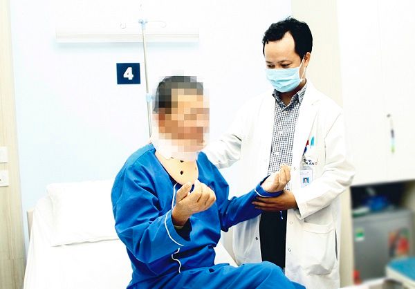 Vi phẫu thoát vị đĩa đệm đốt sống cổ giúp bệnh nhân đi lại dễ dàng