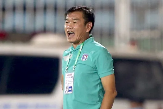 HLV Phan Thanh Hùng mừng rỡ khi vượt qua Nam Định trên chấm phạt đền