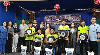 Trao tặng 2.000 phần quà cho người khuyết tật và người khiếm thị bị ảnh hưởng bởi dịch Covid-19