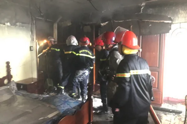 TPHCM: Giải cứu kịp thời 7 người mắc kẹt trong vụ cháy nhà