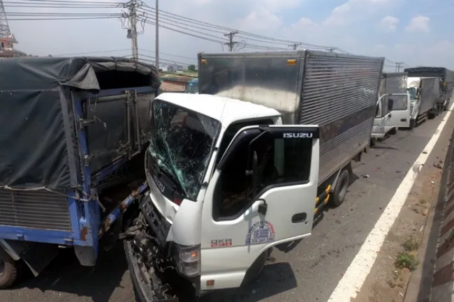 11 xe ôtô đâm nhau liên hoàn ở TPHCM, giao thông ùn tắc kéo dài 