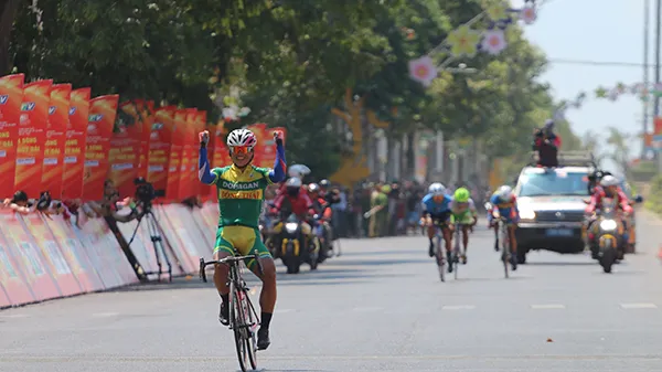 Tay đua trẻ Đồng Tháp Trần Tuấn Kiệt lập “hattrick” thắng chặng