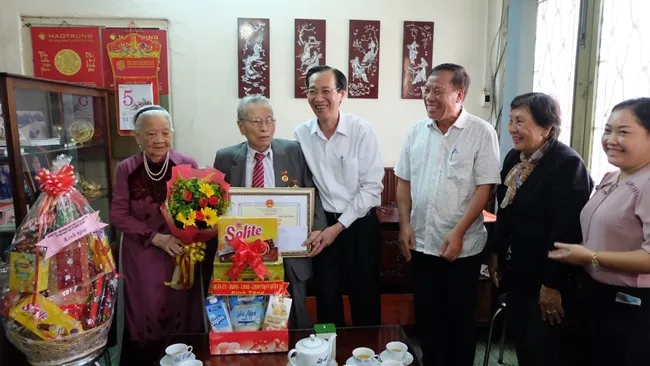 Phó Chủ tịch Thường trực UBND TP Lê Thanh Liêm thăm và chúc thọ các cụ cao tuổi