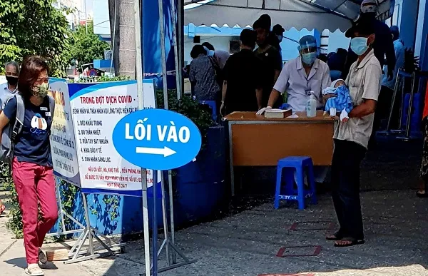 Dịch COVID-19 sáng 8/6: Thêm hai ca mắc mới, cách ly ngay khi xuống sân bay