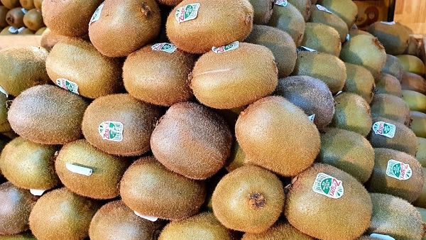 Giá cả thị trường hôm nay 8/6/2020: Kiwi giá 95 ngàn đồng một kg