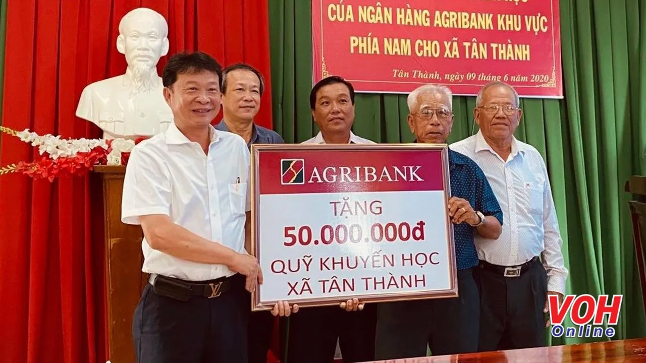 Hỗ trợ 50 triệu đồng và 02 bộ máy tính cho các em học sinh nghèo hiếu học