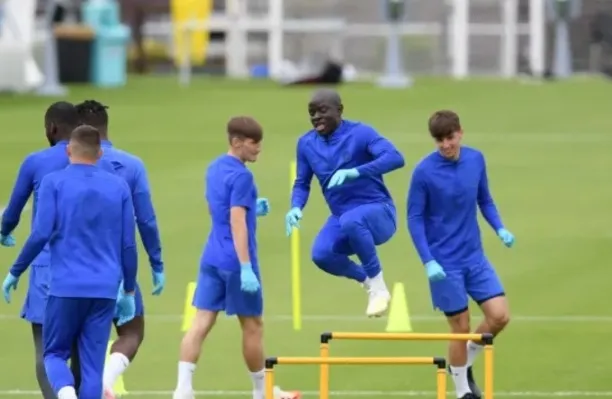 Trai ngoan Kante cuối cùng đã xuất hiện trên sân tập Chelsea