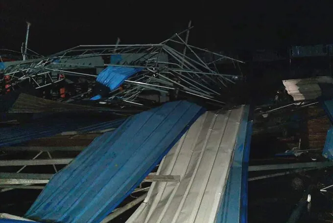 Lốc xoáy quét đổ sập xưởng gỗ, 3 người thiệt mạng