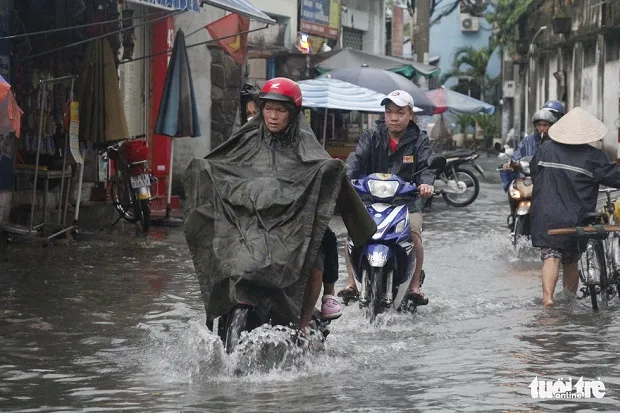 TPHCM: Mưa lớn tiếp tục chiều 14/6 khiến nhiều tuyến đường ngập nặng