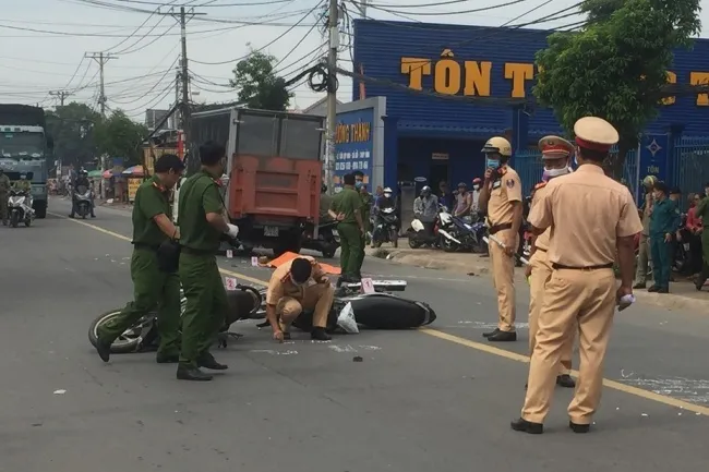 Tin tức tai nạn giao thông hôm nay 16/6/2020: 2 xe máy va quẹt nhau, 1 phụ nữ bị xe tải cán tử vong